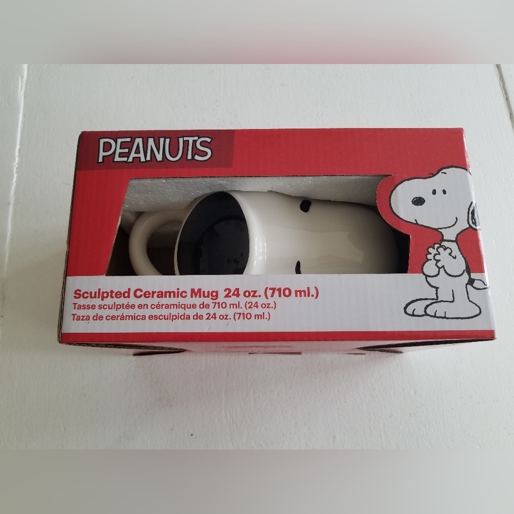 NIB Peanuts Snoopy Sculpted Ceramic Mug White Black